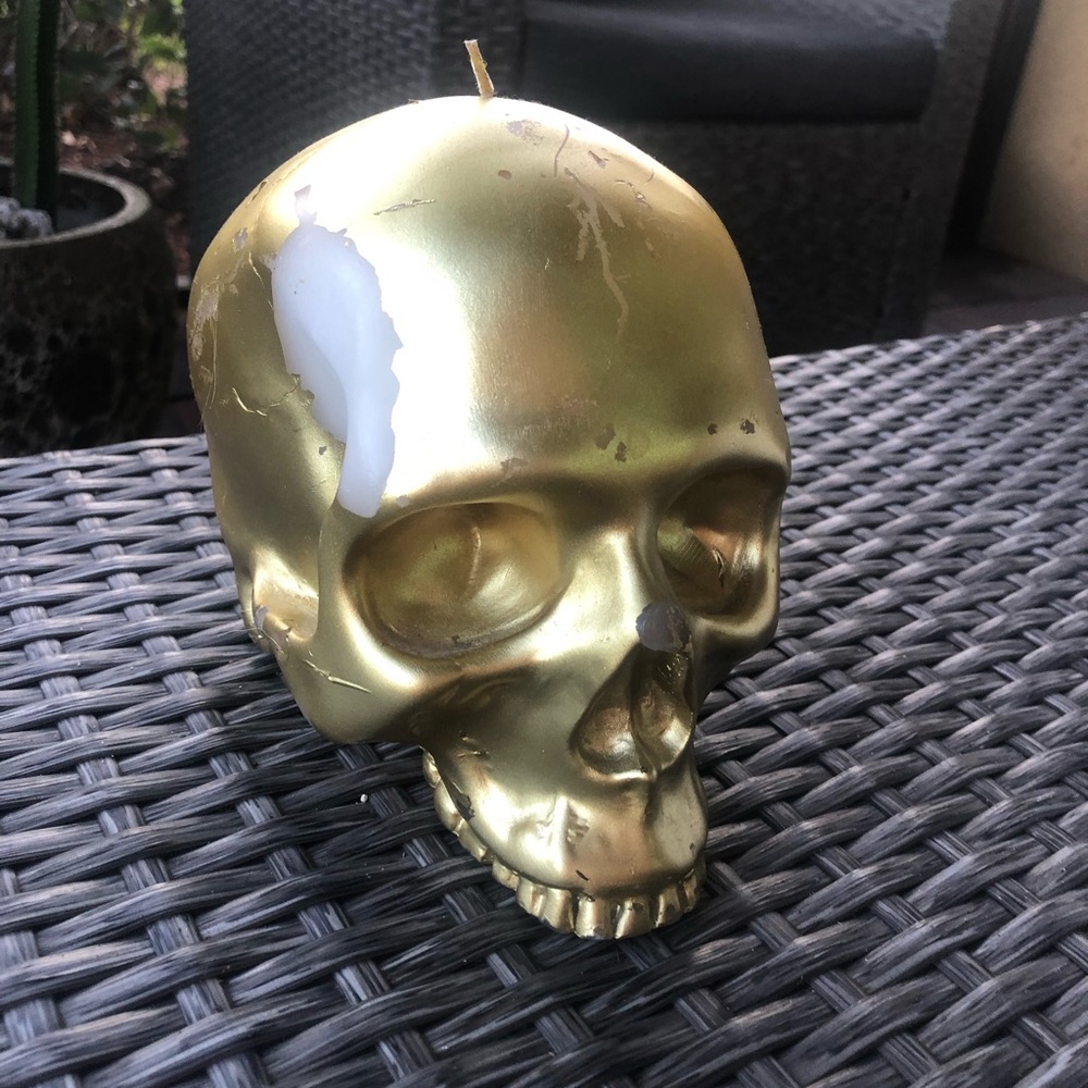 XL gold skull statement candle!